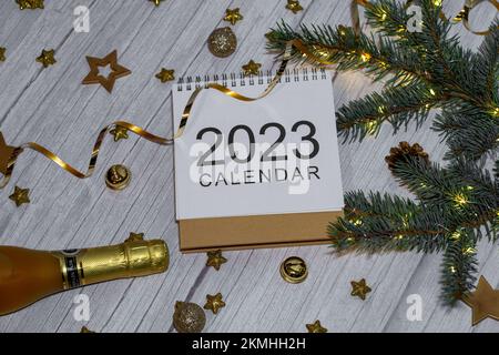 calendrier du nouvel an 2023 avec décorations pailletées, confetti et or et bouteille de champagne Banque D'Images