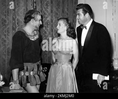 LAURENCE OLIVIER en costume comme Marc Antony dressing Candid avec les visiteurs l'actrice CORINNE CALVET et son premier mari JOHN BROMFIELD pendant son apparition sur Broadway avec Vivien Leigh à ANTONY ET CLEOPATRA jouer William Shakespeare au théâtre Ziegfeld À New York à partir de décembre 1951 pour une course limitée de 4 mois Banque D'Images