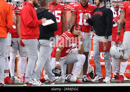 Columbus, États-Unis. 26th novembre 2022. Ohio State Buckeyes Quarterback C.J. Stroud (7) regarde depuis le banc de touche dans les minutes de clôture contre les Wolverines du Michigan à Columbus, Ohio, samedi, 26 novembre 2022. Photo par Aaron Josefczyk/UPI crédit: UPI/Alay Live News Banque D'Images