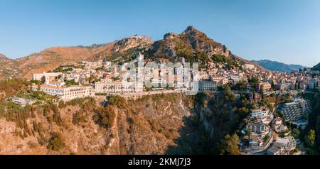 Belle vue aérienne de la ville de Taormina en Sicile, Italie. Banque D'Images