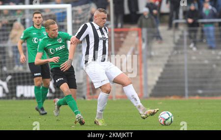 Bochum, Allemagne. 26th novembre 2022. Firo: 26.11.2022, football, soccer: Saison 2022/2023, 22/23 Regionalliga Ouest: matchday 18 SG Wattenscheid 09 - Preussen Munster, Muenster, SCP, Prusse 4:5 Dennis Grote, duels crédit: dpa/Alamy Live News Banque D'Images