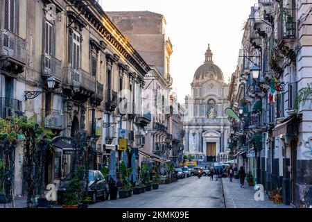 Une photo tôt le matin de la rue via Giuseppe Garibaldi à Catane, Sicile, Italie. Banque D'Images