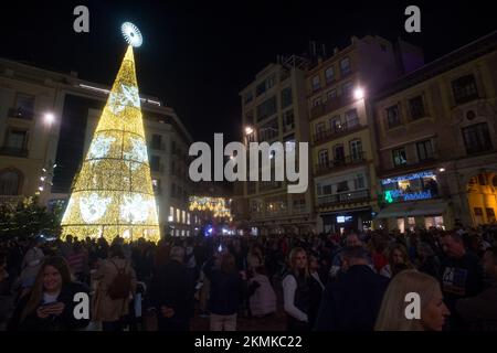 Malaga, Espagne. 26th novembre 2022. Les gens sont rassemblés lors de l'allumage de l'éclairage de Noël sur la place Plaza de la Constitucion. Au milieu de la crise énergétique et de l'augmentation des prix de l'électricité, Malaga allume ses lumières de Noël pour marquer la saison de Noël, où des milliers de personnes se rassemblent dans le centre-ville pour voir une nouvelle décoration de Noël et des lumières spectacle. (Photo de Jesus Merida/SOPA Images/Sipa USA) Credit: SIPA USA/Alay Live News Banque D'Images