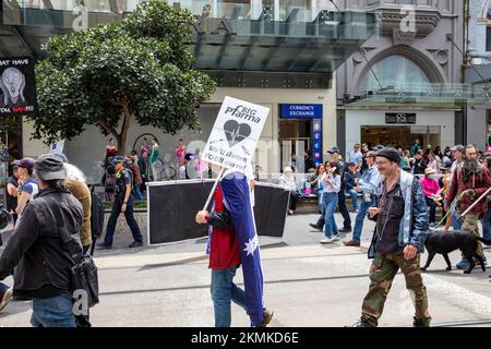 Les manifestants anti Covid 19 défilent le long de la rue Bourke dans le centre-ville de Melbourne, Victoria, Australie Banque D'Images