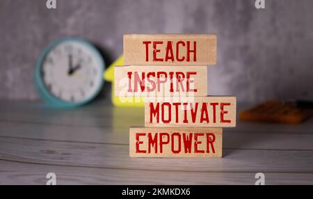 Enseigner inspirer motiver Empower, mots de texte sur des blocs de bois. Banque D'Images