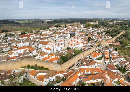 Vue aérienne de la ville historique d'Obidos, près de Peniche, Portugal. Banque D'Images
