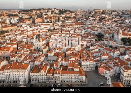 Vue panoramique aérienne du centre-ville de Lisbonne au lever du soleil, Portugal Banque D'Images