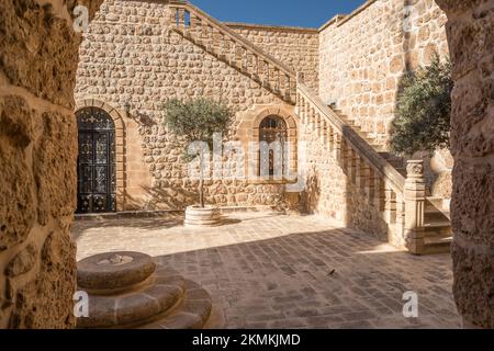 Cour intérieure du monastère de Mor Hananyo à Mardin, dans l'est de la Turquie Banque D'Images