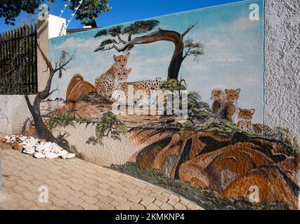 NAMIBIE. Peinture animale, famille de léopards et charme à bec jaune, sur les murs d'une villa à Windhoek Banque D'Images