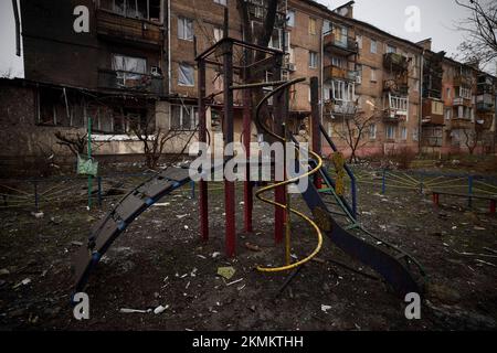 Vyshgorod, Ukraine. 25th novembre 2022. Des décombres épars se sont propagé à travers le sol depuis un complexe d'appartements civils détruit par des missiles russes, 25 novembre 2022 à Vyshgorod, Oblast de Kiev, Ukraine. Credit: Présidence de l'Ukraine/Bureau de presse présidentiel ukrainien/Alamy Live News Banque D'Images