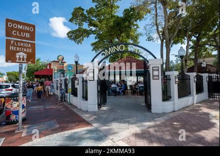 Miami, Floride - 11-26-2022 - les touristes et les personnes âgées cubaines se mêlent dans le parc Domino de la Calle Ocho - 8th Sreet - à Little Havana l'après-midi ensoleillé de l'automne. Banque D'Images