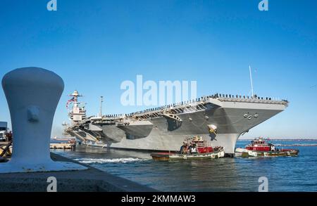 Norfolk, États-Unis. 26th novembre 2022. ÉTATS-UNIS Les marins de la Marine s'emparent des rails alors que le super-transporteur de classe Ford USS Gerald R. Ford retourne au port d'origine après avoir terminé leur déploiement inaugural dans la région de l'océan Atlantique à la base navale de Norfolk, 26 novembre 2022, à Norfolk, en Virginie. Crédit : MC1 Nathan Beard/US Navy photo/Alay Live News Banque D'Images