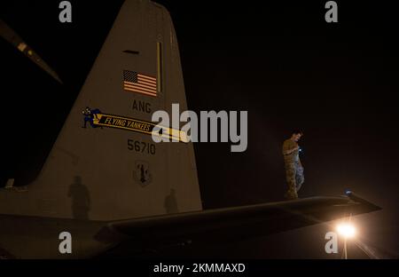 Un chef d'équipage C-130 Hercules affecté à l'escadron de transport aérien expéditionnaire (EAS) 75th effectue une inspection post-vol au Camp Lemonnier, Djibouti, le 20 novembre 2022, après avoir effectué des opérations de vol routinières dans la zone de responsabilité de la Force opérationnelle interarmées combinée - Corne de l'Afrique (CJTF-HOA). L'EAS 75th soutient CJTF-HOA avec des évacuations médicales, des secours en cas de catastrophe, des opérations humanitaires et des opérations de chute d'air. (É.-U. Photo de la Force aérienne par le premier Airman Bryan Guthrie) Banque D'Images