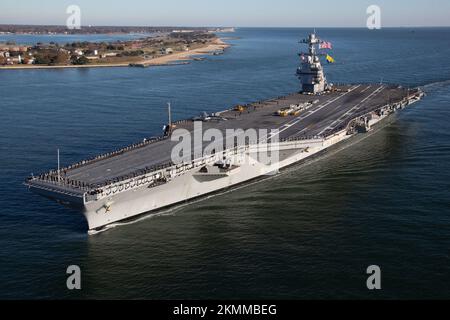 Norfolk, États-Unis. 26th novembre 2022. ÉTATS-UNIS Les marins de la marine sont les mains courantes alors que le super-transporteur de la classe Ford USS Gerald R. Ford retourne au port d'origine après avoir terminé leur déploiement inaugural à la base navale de Norfolk, 26 novembre 2022, à Norfolk, en Virginie. Crédit : MC2 Jackson Adkins/US Navy photo/Alay Live News Banque D'Images