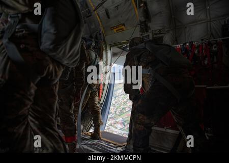 ÉTATS-UNIS Les parachutistes de l’armée avec la Brigade aéroportée de 173rd mènent une opération aéroportée avec des parachutistes du Régiment aéroporté de 26th en Allemagne et du Régiment parachute d’Alpini de 4th en Italie, dans la zone de Juliet Drop, en Italie, le 14 novembre 2022. Cette opération permet aux alliés participants d'avoir confiance en l'équipement et les procédures de l'autre et contribue à établir les liens d'interopérabilité entre les alliés de l'OTAN. (É.-U. Photo de la Force aérienne par le premier Airman Elijah M. Dority) Banque D'Images