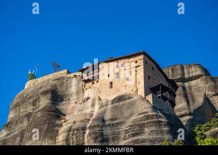 Photo panoramique des formations rocheuses et des monastères de Meteora au-dessus de la ville de Kalampaka en Thessalie en Grèce, en Europe Banque D'Images