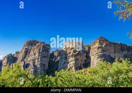 Photo panoramique des formations rocheuses et des monastères de Meteora au-dessus de la ville de Kalampaka en Thessalie en Grèce, en Europe Banque D'Images