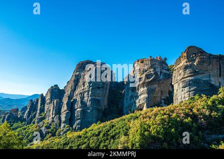 Photo panoramique des formations rocheuses et des monastères de Meteora au-dessus de la ville de Kalampaka en Thessalie en Grèce, en Europe Banque D'Images