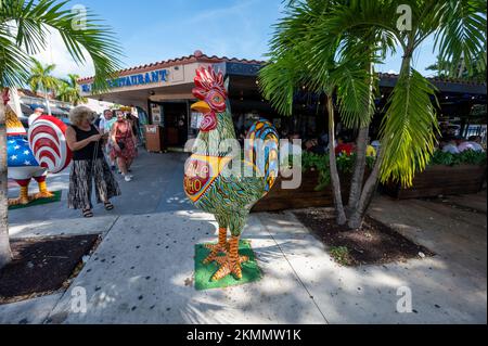 Miami, Floride - 11-26-2022 - Calle Ocho - 8th Street - scène de rue dans le quartier de Little Havana pendant l'après-midi ensoleillé de l'automne. Banque D'Images
