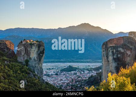 Photo panoramique des formations rocheuses et des monastères de Meteora au-dessus de la ville de Kalampaka en Thessalie en Grèce, en Europe Banque D'Images