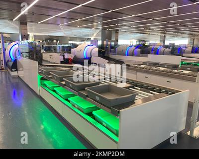 Elizabeth, New Jersey, États-Unis. 15th novembre 2022. Les passagers se trouvent dans le nouveau terminal A de l'aéroport international Newark Liberty. Newark, NJ. remarquera les appareils de balayage analogique avant de se rendre au nouveau termial. Les machines devraient accélérer les files d'attente. Des offials ont dit. Le terminal A est officiellement ouvert au public en décembre 2022. Avec United, American, Jet Blue, Air Canada et en 2023 Delta, le nouveau terminal A, au coût de sept milliards de dollars et cinq ans d'achèvement, remplace l'ancien termial A qui a été construit en 1973 selon Offices Banque D'Images