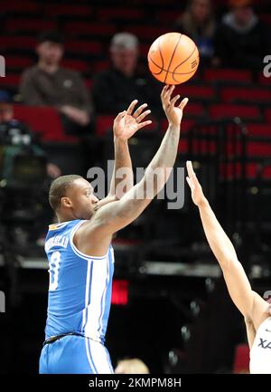 25 novembre 2022: Duke Blue Devils forward Dariq Whitehead (0) tire sur un défenseur Xavier lors du match de basket-ball PK85 de la NCAA entre les Devils bleus Duke et les Musketeers Xavier au Moda Center, Portland, OR. Larry C. Lawson/CSM (Cal Sport Media via AP Images) Banque D'Images