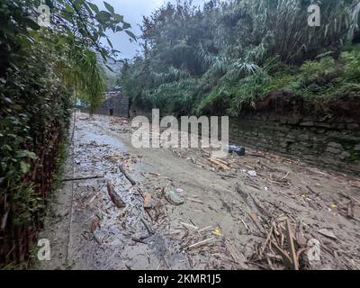 (221127) -- ROME, 27 novembre 2022 (Xinhua) -- cette photo prise le 26 novembre 2022 montre la vue générale après un glissement de terrain sur l'île d'Ischia, Italie. Au moins une personne est morte et plusieurs autres ont disparu samedi dans l'île d'Ischia, dans le sud de l'Italie, après que de fortes pluies ont déclenché un glissement de terrain touchant plusieurs bâtiments résidentiels, selon les autorités et les médias locaux. (Italien Carabinieri/Handout via Xinhua) Credit: Xinhua/Alay Live News Banque D'Images