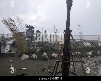 (221127) -- ROME, 27 novembre 2022 (Xinhua) -- cette photo prise le 26 novembre 2022 montre la vue générale après un glissement de terrain sur l'île d'Ischia, Italie. Au moins une personne est morte et plusieurs autres ont disparu samedi dans l'île d'Ischia, dans le sud de l'Italie, après que de fortes pluies ont déclenché un glissement de terrain touchant plusieurs bâtiments résidentiels, selon les autorités et les médias locaux. (Italien Carabinieri/Handout via Xinhua) Credit: Xinhua/Alay Live News Banque D'Images