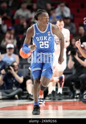 25 novembre 2022: Le joueur de la NCAA en PK85, Mark Mitchell (25) pousse sur le terrain pendant le match de basket-ball de la NCAA entre les Duke Blue Devils et les Xavier Musketeers au Moda Center, Portland, OREGON. Larry C. Lawson/CSM (Cal Sport Media via AP Images) Banque D'Images