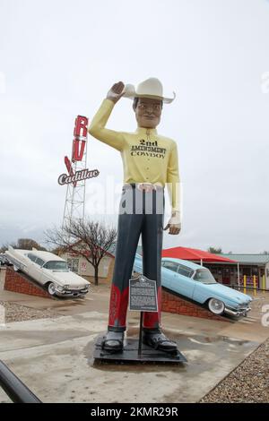 2nd modification Cowboy au Cadillac Ranch RV Park le long de la route historique 66, Amarillo, Texas Banque D'Images