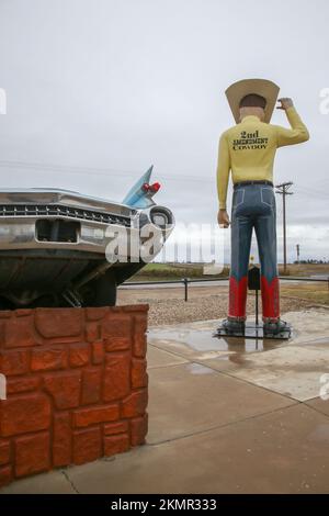 2nd modification Cowboy au Cadillac Ranch RV Park le long de la route historique 66, Amarillo, Texas Banque D'Images