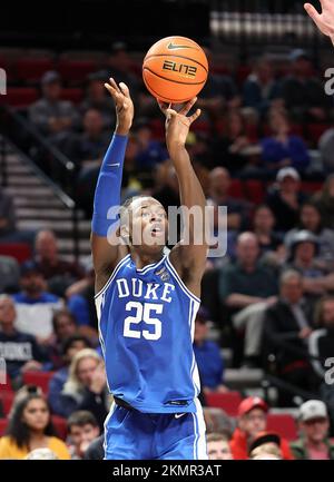 25 novembre 2022: Le diable bleu duc avance Mark Mitchell (25) prend un cliché pendant le match de basket-ball de la NCAA de PK85 entre les Devils bleu duc et les Musketeers Xavier au Moda Center, Portland, OR. Larry C. Lawson/CSM (Cal Sport Media via AP Images) Banque D'Images