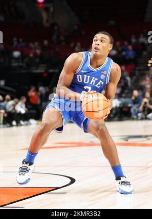 25 novembre 2022: Le garde des Devils bleus du duc Jaylen Blakes (2) cherche un tir lors du match de basket-ball de la NCAA de PK85 entre les Devils bleus du duc et les Muskeeers Xavier au Moda Centre, Portland, OR. Larry C. Lawson/CSM (Cal Sport Media via AP Images) Banque D'Images