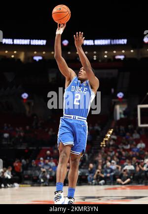 25 novembre 2022: Le garde des Devils bleus du duc Jaylen Blakes (2) prend un cliché lors du match de basket-ball de la NCAA de PK85 entre les Devils bleus du duc et les Muskekeeers du Centre Moda, Portland, OR. Larry C. Lawson/CSM (Cal Sport Media via AP Images) Banque D'Images