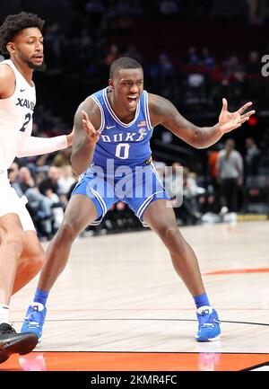 25 novembre 2022: Duke Blue Devils forward Dariq Whitehead (0) réagit à la perte de la balle pendant le match de basket-ball de la NCAA de PK85 entre les Duke Blue Devils et les Xavier Musketeers au Moda Center, Portland, OR. Larry C. Lawson/CSM (Cal Sport Media via AP Images) Banque D'Images