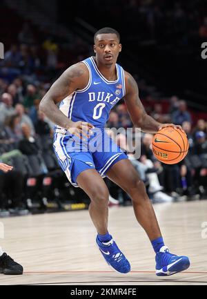 25 novembre 2022: Duke Blue Devils forward Dariq Whitehead (0) cherche une ouverture au panier lors du match de basket-ball PK85 de la NCAA entre les Duke Blue Devils et les Xavier Musketeers au Moda Center, Portland, OR. Larry C. Lawson/CSM (Cal Sport Media via AP Images) Banque D'Images