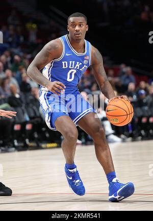 25 novembre 2022: Duke Blue Devils forward Dariq Whitehead (0) cherche une ouverture au panier lors du match de basket-ball PK85 de la NCAA entre les Duke Blue Devils et les Xavier Musketeers au Moda Center, Portland, OR. Larry C. Lawson/CSM (Cal Sport Media via AP Images) Banque D'Images