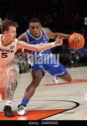 25 novembre 2022: Le garde des Devils bleus du duc Jaylen Blakes (2) élude un défenseur Xavier lors du match de basket-ball de la NCAA de PK85 entre les Devils bleus du duc et les Muskeeers du Xavier au Moda Centre, Portland, OR. Larry C. Lawson/CSM (Cal Sport Media via AP Images) Banque D'Images