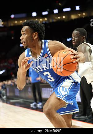 25 novembre 2022: Le gardien des Devils bleus du duc Jeremy Roach (3) se dirige vers le panier pendant le match de basket-ball de la NCAA de PK85 entre les Devils bleus du duc et les Musketeers du Xavier au Moda Center, Portland, OR. Larry C. Lawson/CSM (Cal Sport Media via AP Images) Banque D'Images