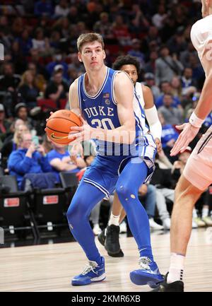 25 novembre 2022: Centre des Devils bleus du duc Kyle Filipinwski (30) cherche un tir à ciel ouvert pendant le match de basket-ball de la NCAA de PK85 entre les Devils bleus du duc et les Muskekeeers Xavier au centre de Moda, à Portland, OR. Larry C. Lawson/CSM (Cal Sport Media via AP Images) Banque D'Images