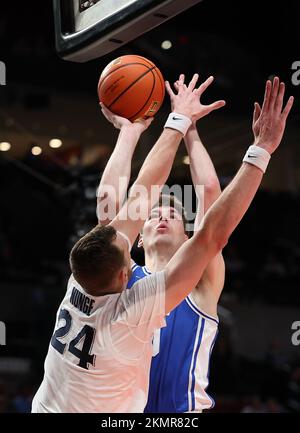 25 novembre 2022: Le centre des Devils bleus du duc Kyle Filipinwski (30) tire sur un défenseur Xavier lors du match de basket-ball de la NCAA de PK85 entre les Devils bleus du duc et les Muskeeers du Xavier au centre Moda, à Portland, OREGON. Larry C. Lawson/CSM (Cal Sport Media via AP Images) Banque D'Images