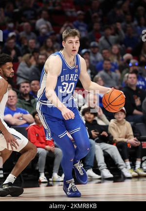 25 novembre 2022: Centre des Devils bleus du duc Kyle Filipinwski (30) cherche un tir à ciel ouvert pendant le match de basket-ball de la NCAA de PK85 entre les Devils bleus du duc et les Muskekeeers Xavier au centre de Moda, à Portland, OR. Larry C. Lawson/CSM (Cal Sport Media via AP Images) Banque D'Images