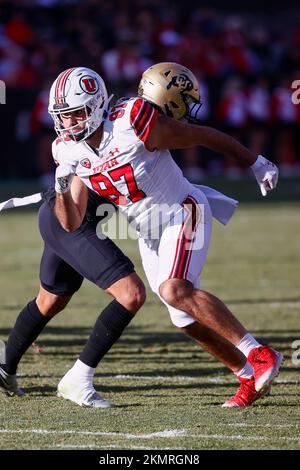 Boulder, Colorado, États-Unis. 26th novembre 2022. Utah Utes Tight End Thomas Yassmin (87) court une route dans la première moitié du match de football entre le Colorado et l'Utah à Boulder, CO Derek Regensburger/CSM/Alamy Live News Banque D'Images