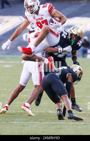 Boulder, Colorado, États-Unis. 26th novembre 2022. Utah Utes Tight End Thomas Yassmin (87) haies a serait de s'attaquer à Colorado Buffaloes Corner back Nikko Reed (6) en route vers la zone d'extrémité dans la première moitié du match de football entre le Colorado et l'Utah à Boulder, CO Derek Regensburger/CSM/Alamy Live News Banque D'Images