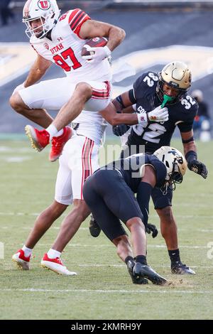 Boulder, Colorado, États-Unis. 26th novembre 2022. Utah Utes Tight End Thomas Yassmin (87) haies serait le meilleur joueur de Colorado Buffaloes Corner back Nikko Reed (6) en route pour un touchdown dans la première moitié du match de football entre le Colorado et l'Utah à Boulder, CO Derek Regensburger/CSM/Alamy Live News Banque D'Images