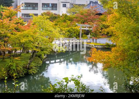 Magnifique pont en pierre dans l'étang du temple d'Eikando à l'automne à Kyoto Japon Banque D'Images