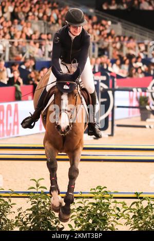 Madrid, Espagne. 26th novembre 2022. Le cavalier Emilie Conter est en compétition lors de l'événement "Trofeo Estrella Damm CSI5" lors de la semaine équestre 2022 de l'IFEMA Madrid à la main Arena d'Ifema, Madrid. IFEMA Madrid Horse week est un événement équestre multidisciplinaire qui implique des compétitions et des programmes de spectacles. Cette fête des chevaux et des cavaliers se tient chaque année de 25 novembre à 27th et cette année ils célèbrent leur anniversaire de 10th. IFEMA est court pour Institución Ferial de Madrid ou 'Fair institution of Madrid' Credit: SOPA Images Limited/Alay Live News Banque D'Images