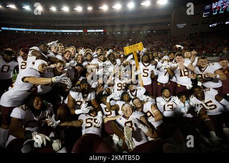 Madison, WI, États-Unis. 26th novembre 2022. Les Gophers d'or du Minnesota célèbrent avec Paul BunyanÕs axe après le match de football de la NCAA entre les Gophers d'or du Minnesota et les Badgers du Wisconsin au stade Camp Randall de Madison, WISCONSIN. Darren Lee/CSM/Alamy Live News Banque D'Images