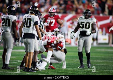 Bloomington, États-Unis. 26th novembre 2022. Indiana Hoosiers Grand receveur Emery Simmons (0) attaqué par Purdue lors d'un match de football NCAA au Memorial Stadium. Battement Purdue IU 30-16. Crédit : SOPA Images Limited/Alamy Live News Banque D'Images