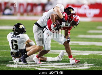 Bloomington, États-Unis. 26th novembre 2022. Indiana Hoosiers en arrière Jaylin Lucas (12) est attaqué par Purdue lors d'un match de football NCAA au Memorial Stadium. Battement Purdue IU 30-16. Crédit : SOPA Images Limited/Alamy Live News Banque D'Images